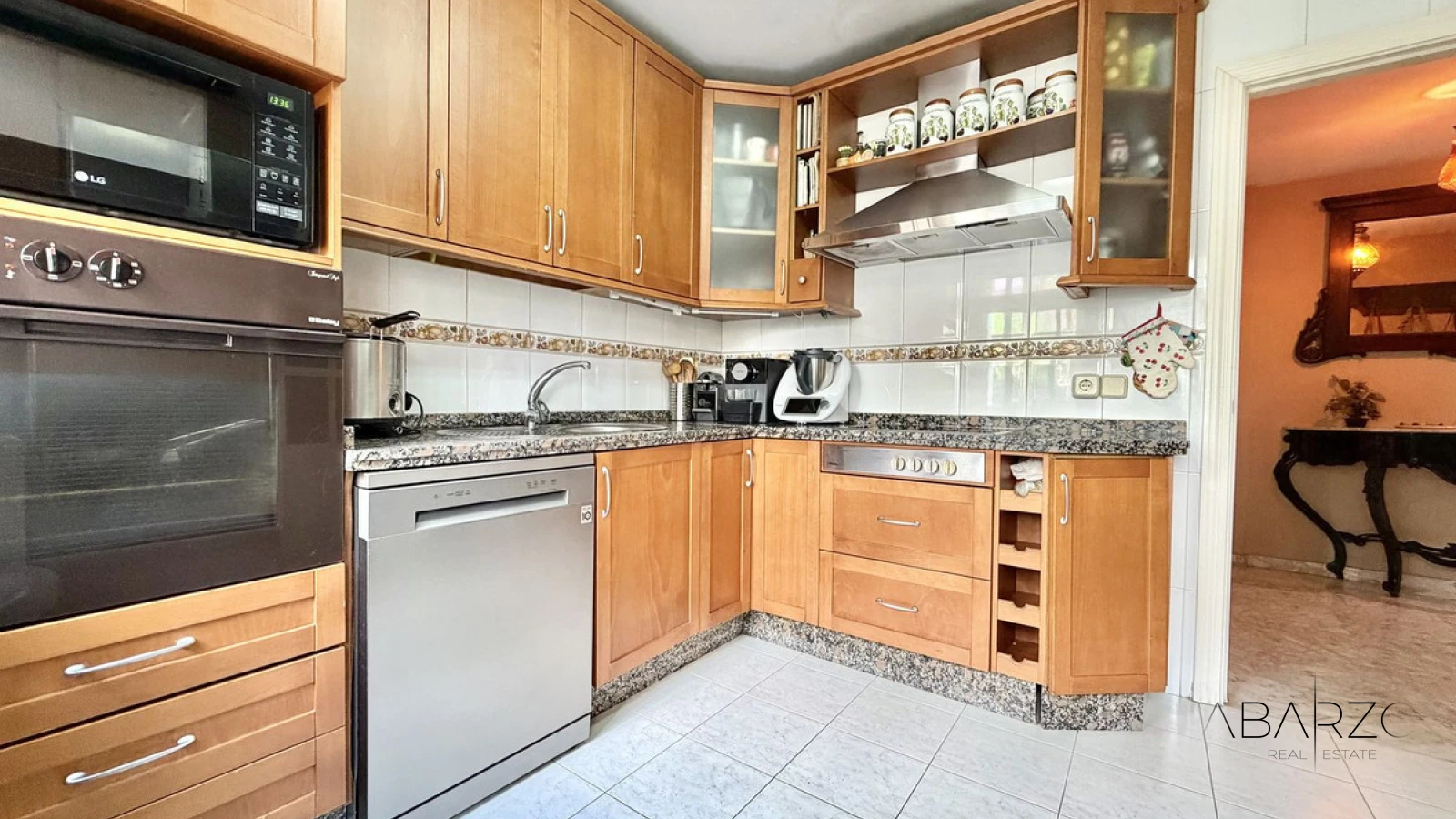 Spacious Ground Floor Apartment on Marbella's Golden Mile Near the Beach — interior, Golden Mile, Marbella (13 of 31)
