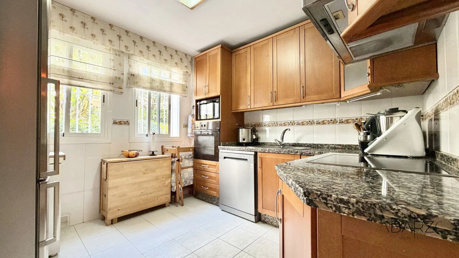 Spacious Ground Floor Apartment on Marbella's Golden Mile Near the Beach — interior, Golden Mile, Marbella (14 of 31)