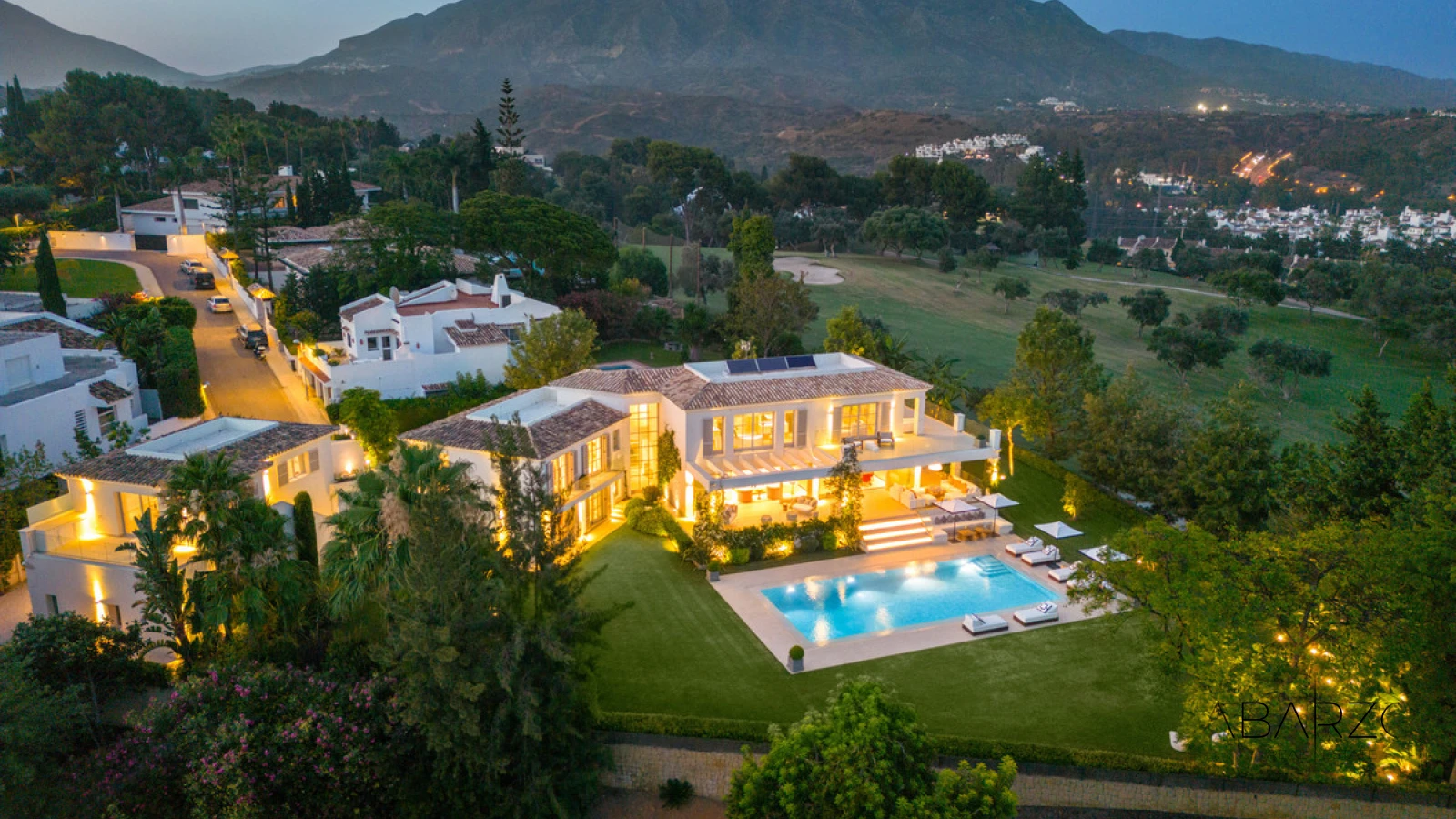 Luxurious villa in Marbella's Aloha Golf Valley with front-line golf views and guest house — interior, Nueva Andalucía, Marbella (42 of 49)