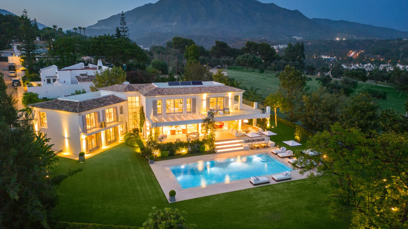 Luxurious villa in Marbella's Aloha Golf Valley with front-line golf views and guest house — luxury property for sale in Nueva Andalucía, Marbella