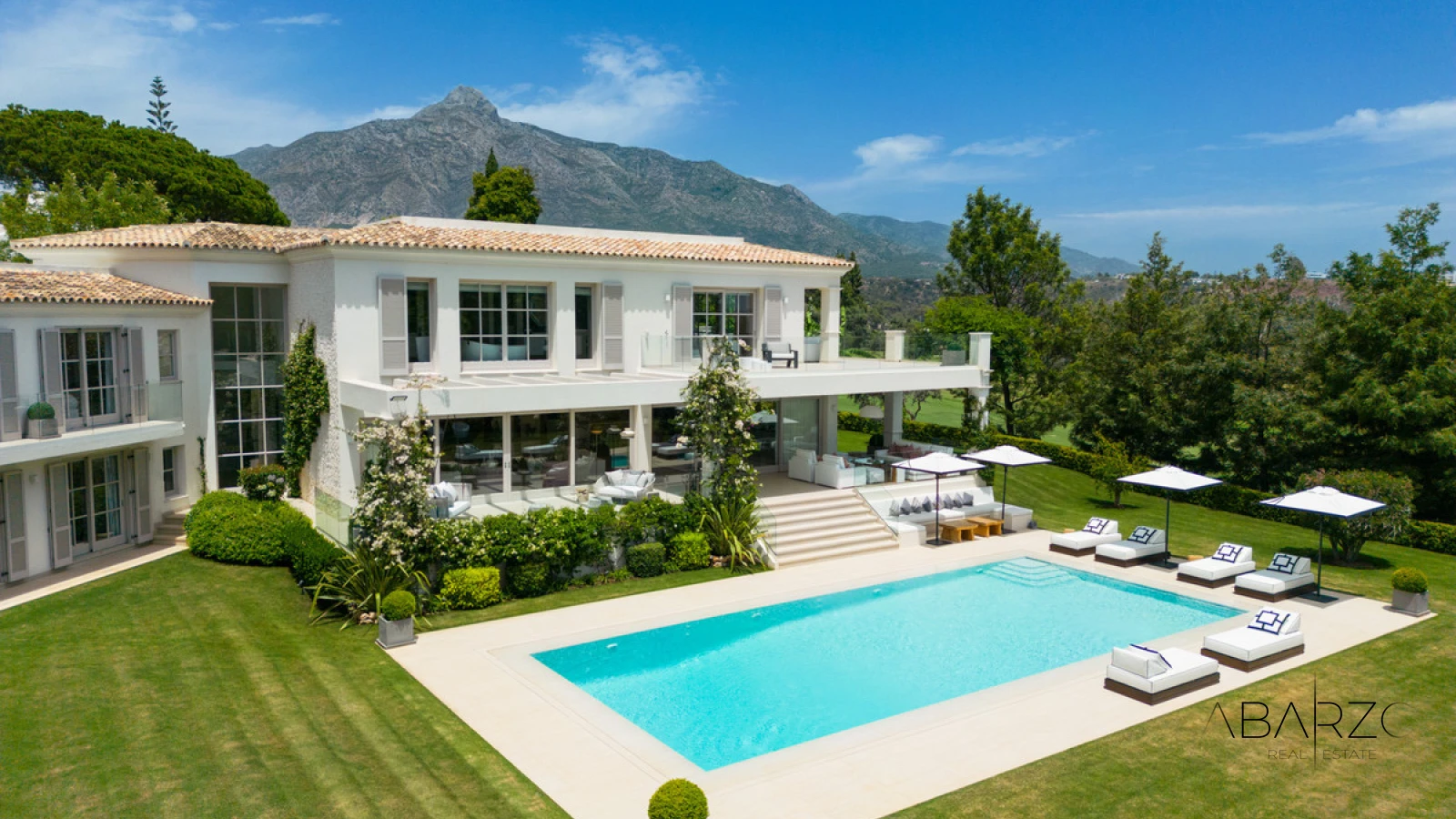 Luxurious villa in Marbella's Aloha Golf Valley with front-line golf views and guest house — interior, Nueva Andalucía, Marbella (47 of 49)