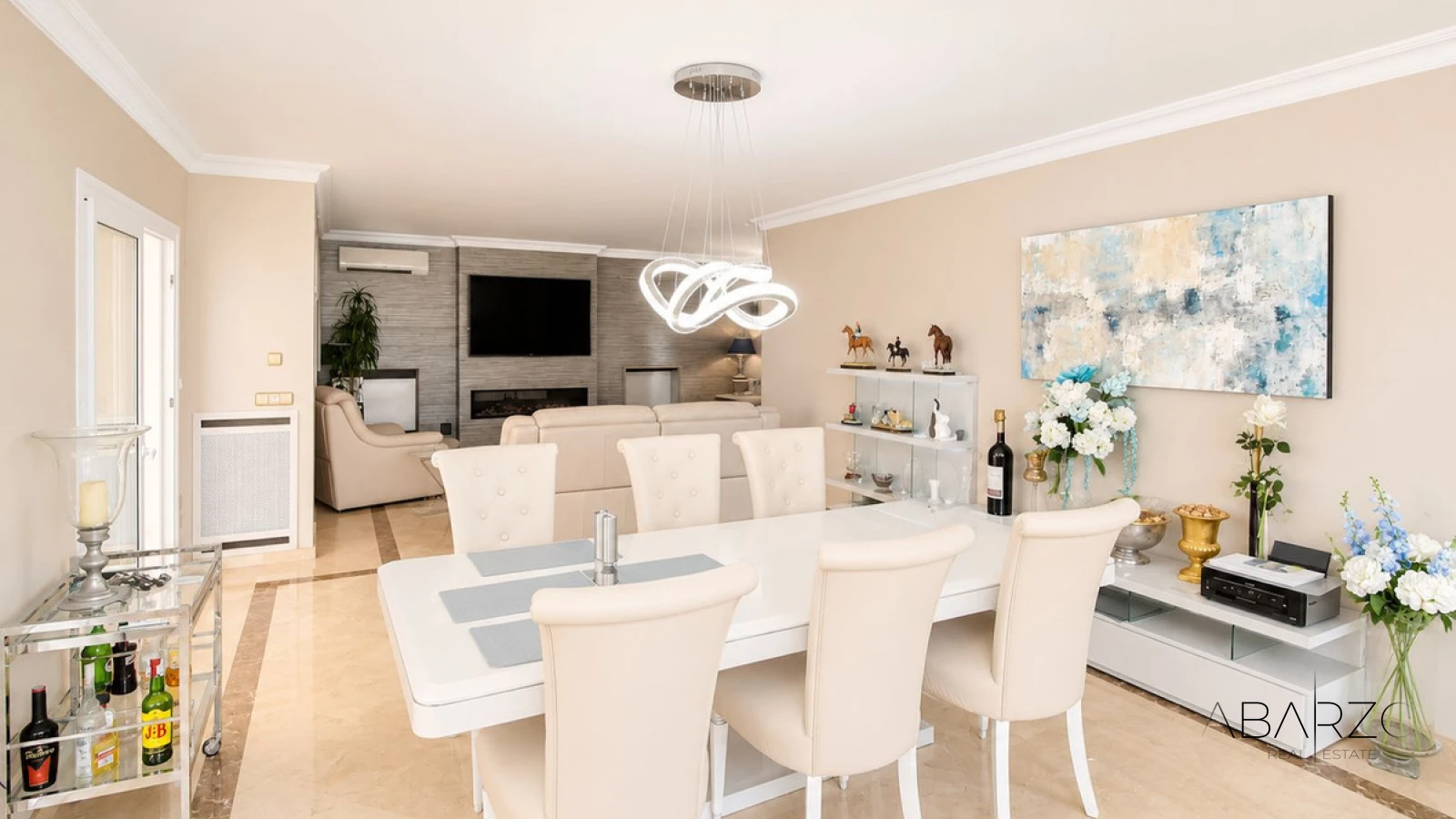Villa de cuatro dormitorios con cocina exterior y planta de invitados en Elviria, Marbella — interior, Marbella East, Marbella (9 of 49)