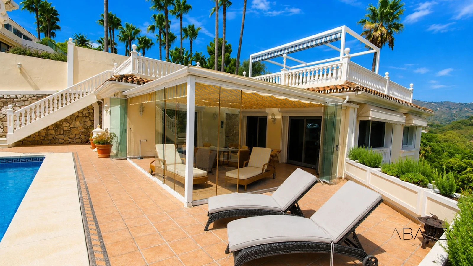 Villa de cuatro dormitorios con cocina exterior y planta de invitados en Elviria, Marbella — interior, Marbella East, Marbella (3 of 49)