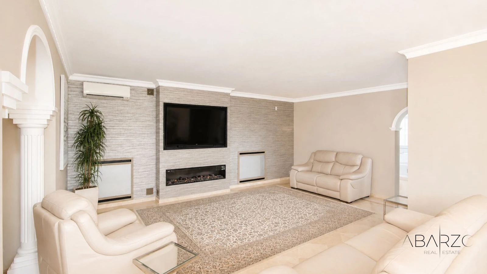 Villa de cuatro dormitorios con cocina exterior y planta de invitados en Elviria, Marbella — interior, Marbella East, Marbella (12 of 49)