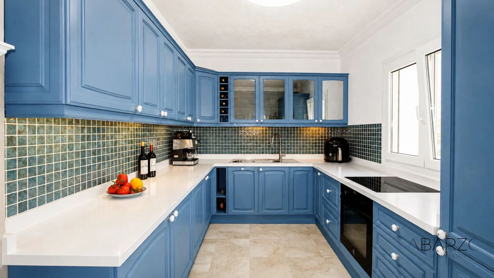 Villa de cuatro dormitorios con cocina exterior y planta de invitados en Elviria, Marbella — interior, Marbella East, Marbella (14 of 49)