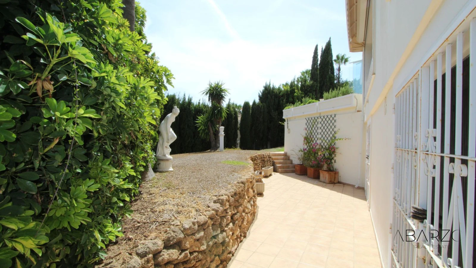 Villa de cuatro dormitorios con cocina exterior y planta de invitados en Elviria, Marbella — interior, Marbella East, Marbella (39 of 49)