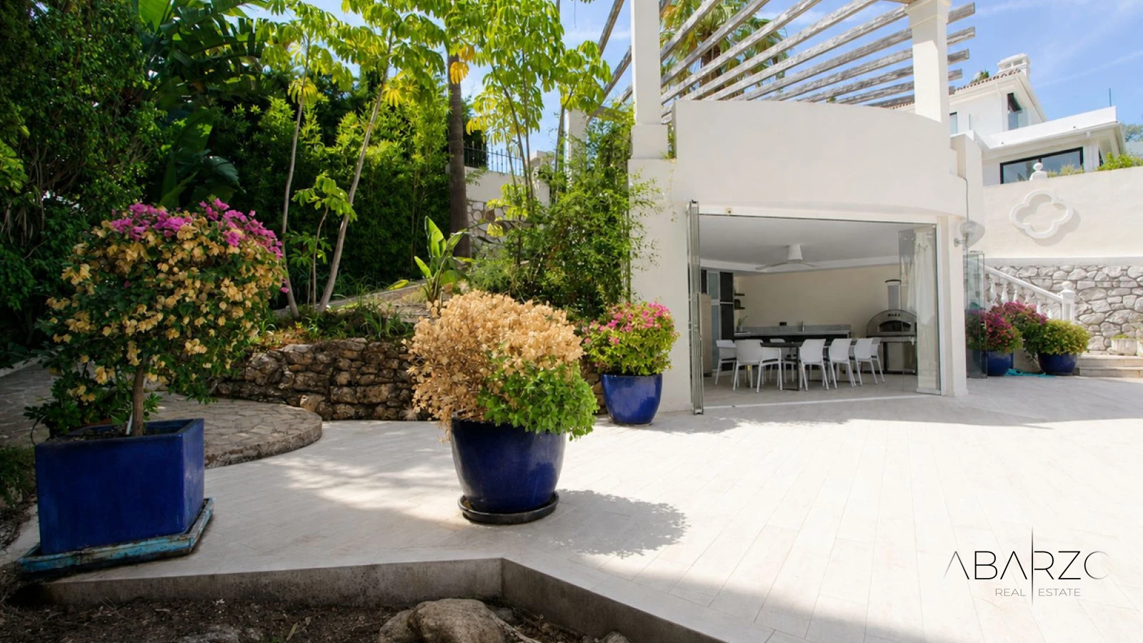 Villa de cuatro dormitorios con cocina exterior y planta de invitados en Elviria, Marbella — interior, Marbella East, Marbella (38 of 49)