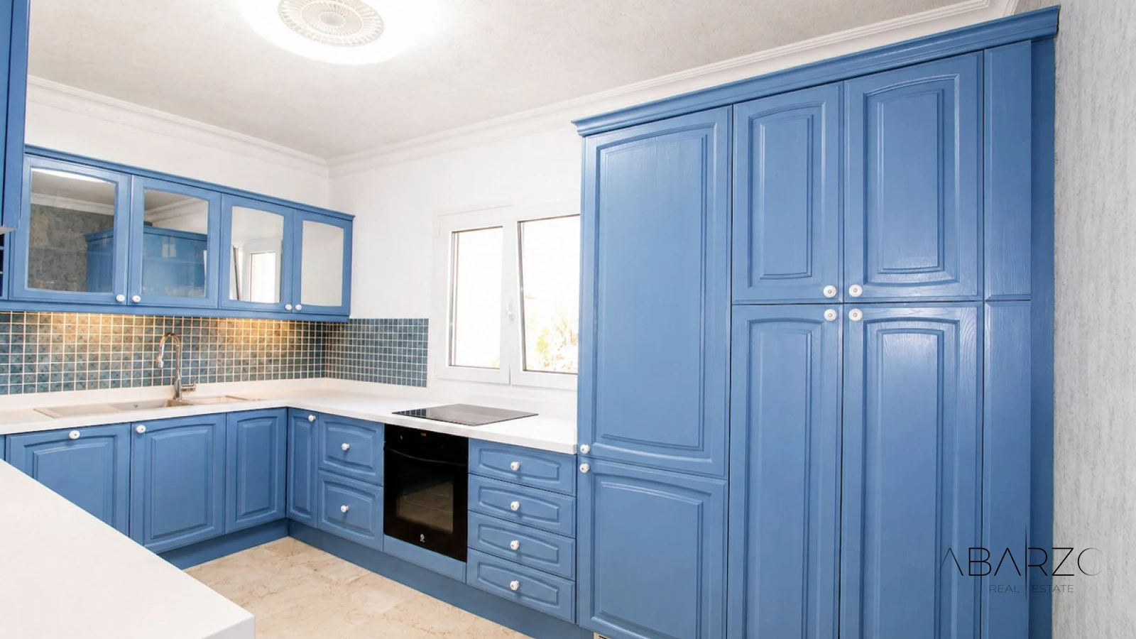 Villa de cuatro dormitorios con cocina exterior y planta de invitados en Elviria, Marbella — interior, Marbella East, Marbella (15 of 49)