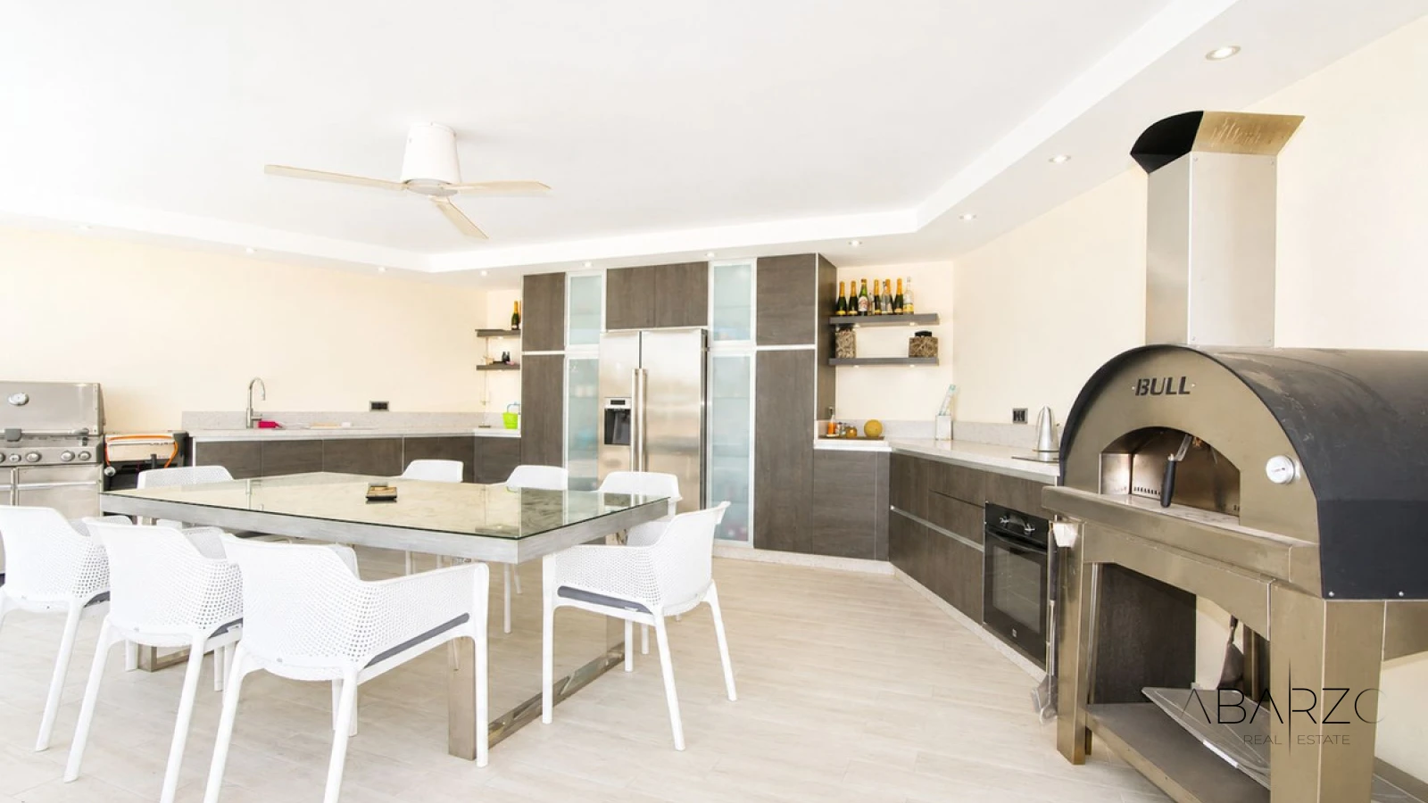 Villa de cuatro dormitorios con cocina exterior y planta de invitados en Elviria, Marbella — interior, Marbella East, Marbella (34 of 49)