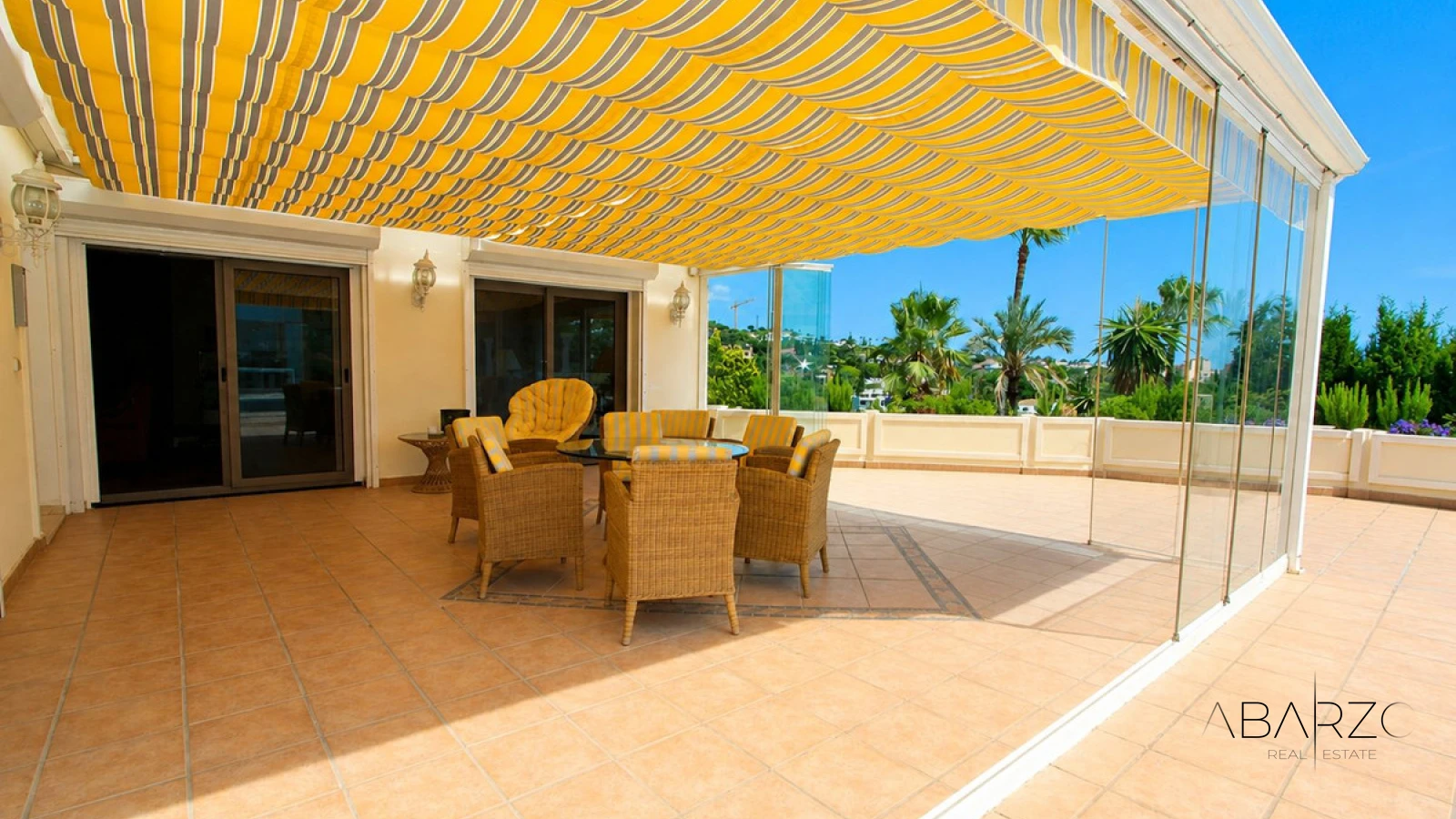 Villa de cuatro dormitorios con cocina exterior y planta de invitados en Elviria, Marbella — interior, Marbella East, Marbella (23 of 49)