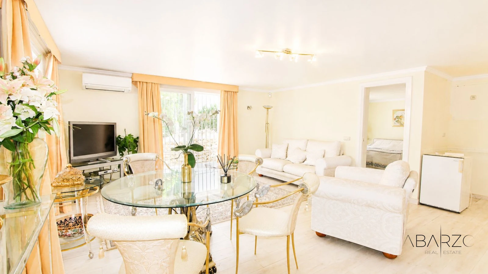 Villa de cuatro dormitorios con cocina exterior y planta de invitados en Elviria, Marbella — interior, Marbella East, Marbella (41 of 49)