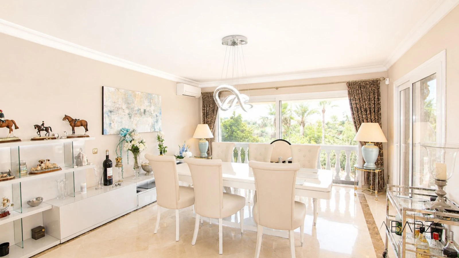 Villa de cuatro dormitorios con cocina exterior y planta de invitados en Elviria, Marbella — interior, Marbella East, Marbella (8 of 49)