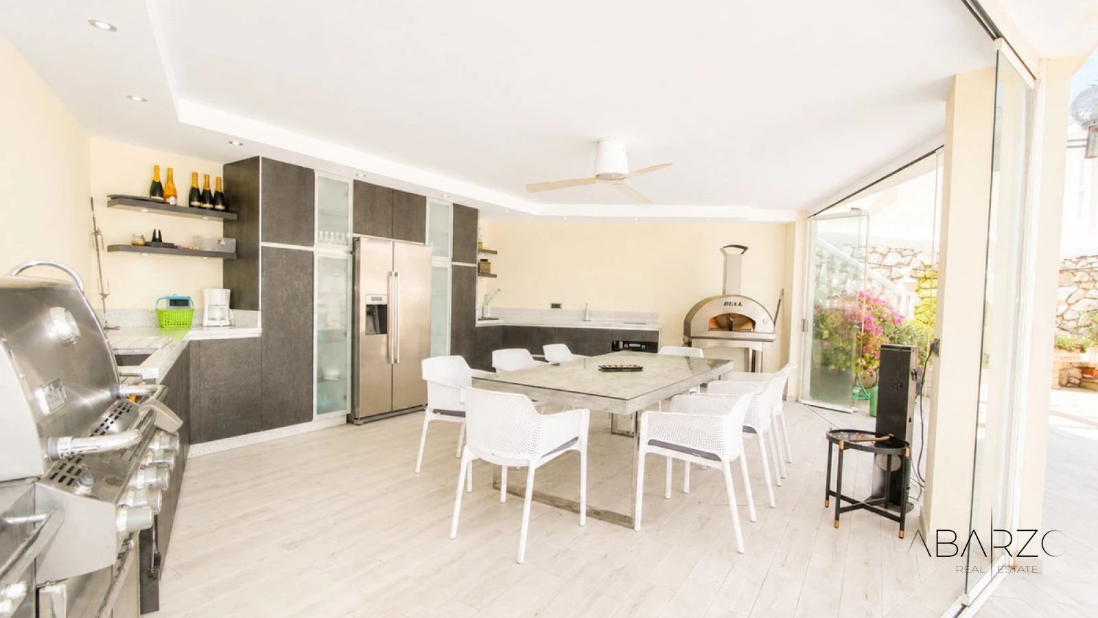 Villa de cuatro dormitorios con cocina exterior y planta de invitados en Elviria, Marbella — interior, Marbella East, Marbella (37 of 49)