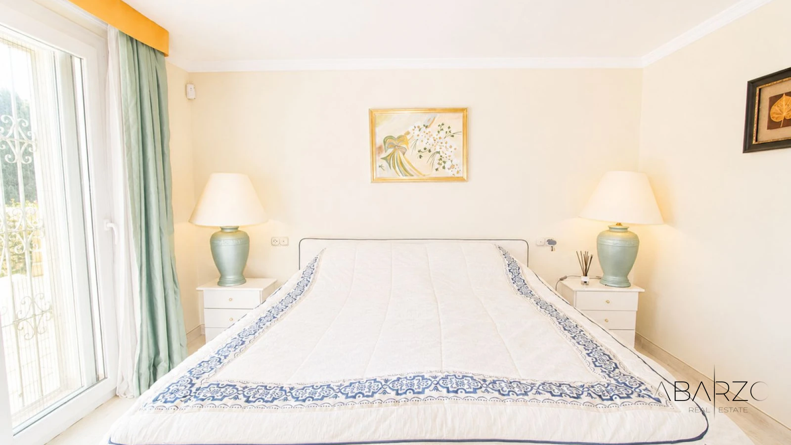 Villa de cuatro dormitorios con cocina exterior y planta de invitados en Elviria, Marbella — interior, Marbella East, Marbella (47 of 49)