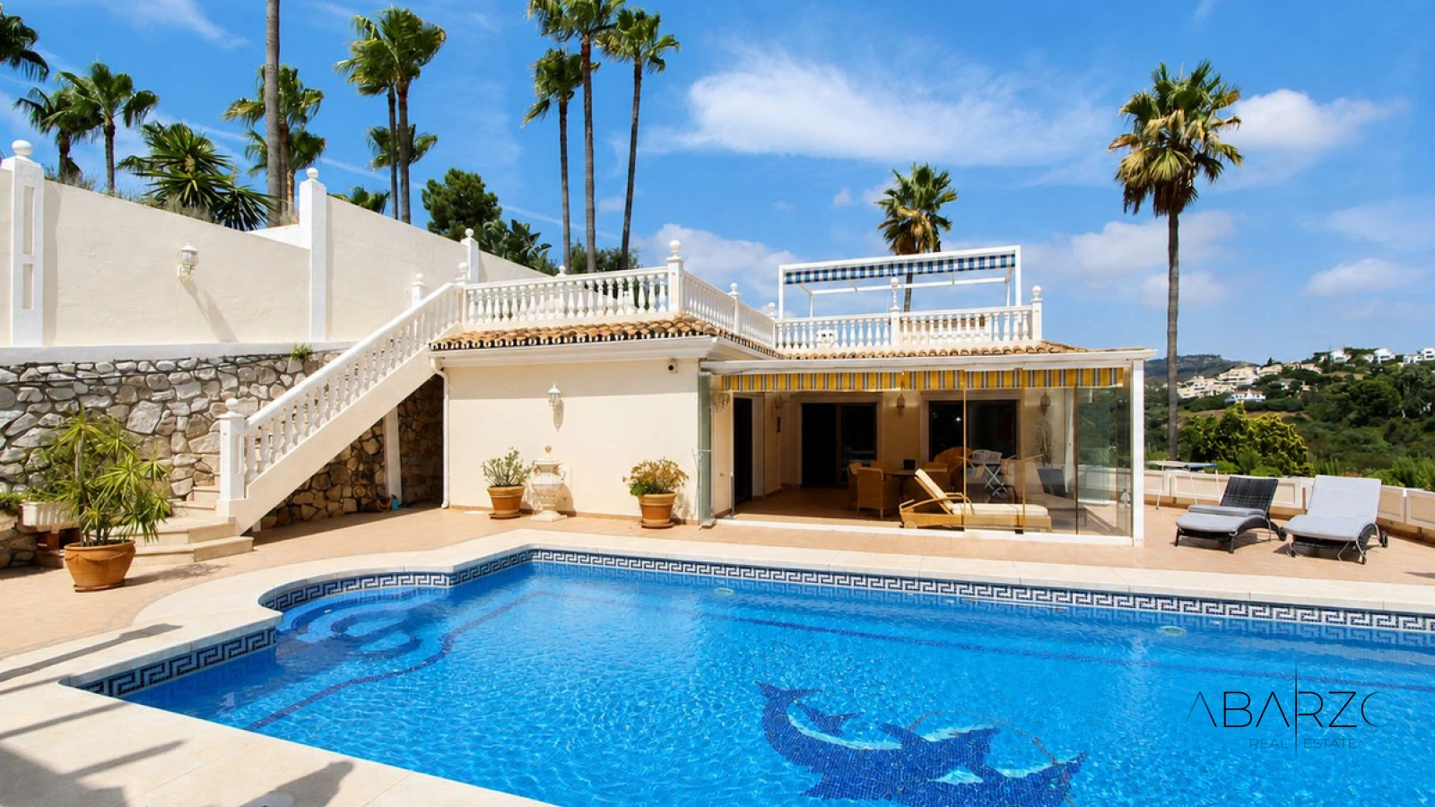 Villa de cuatro dormitorios con cocina exterior y planta de invitados en Elviria, Marbella — luxury property for sale in Marbella East, Marbella