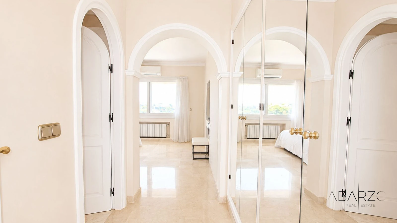 Villa de cuatro dormitorios con cocina exterior y planta de invitados en Elviria, Marbella — interior, Marbella East, Marbella (17 of 49)