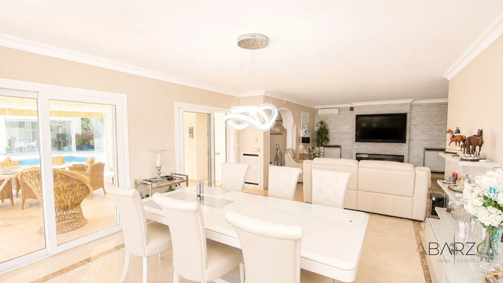 Villa de cuatro dormitorios con cocina exterior y planta de invitados en Elviria, Marbella — interior, Marbella East, Marbella (10 of 49)