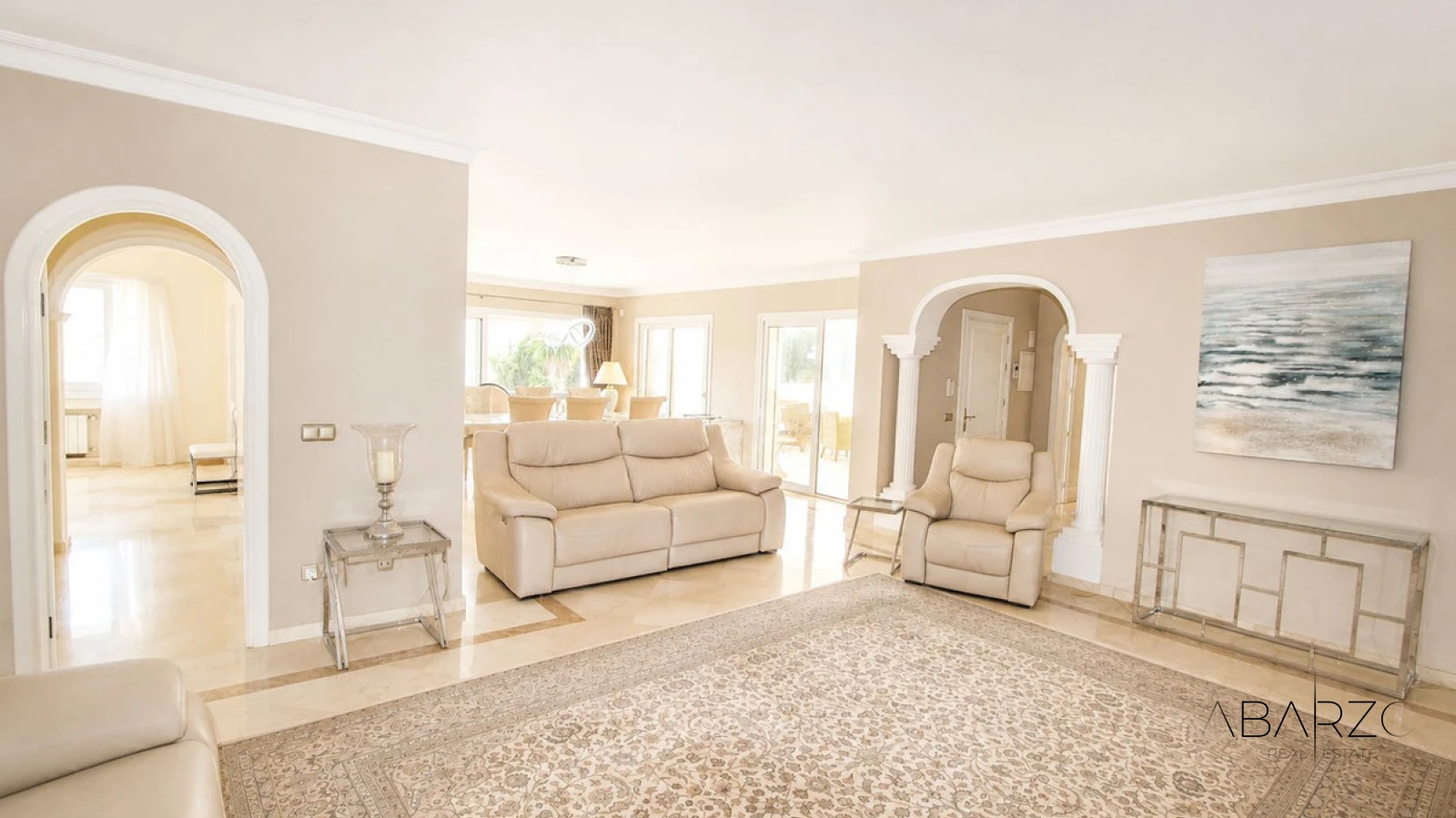 Villa de cuatro dormitorios con cocina exterior y planta de invitados en Elviria, Marbella — interior, Marbella East, Marbella (5 of 49)