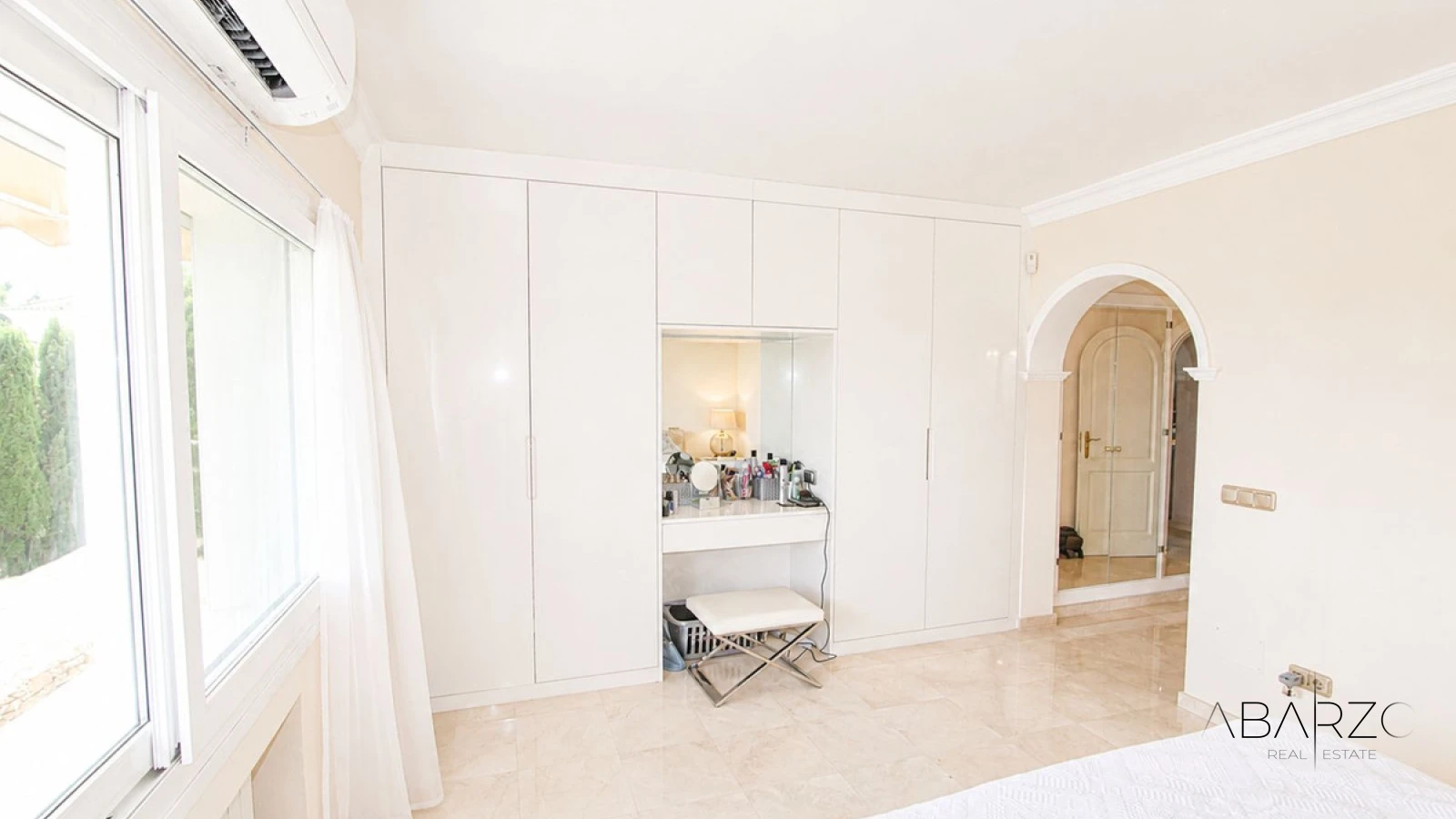 Villa de cuatro dormitorios con cocina exterior y planta de invitados en Elviria, Marbella — interior, Marbella East, Marbella (20 of 49)