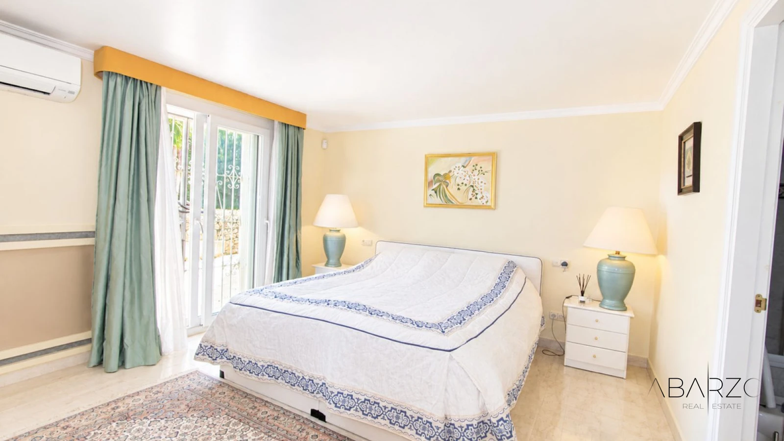 Villa de cuatro dormitorios con cocina exterior y planta de invitados en Elviria, Marbella — interior, Marbella East, Marbella (46 of 49)