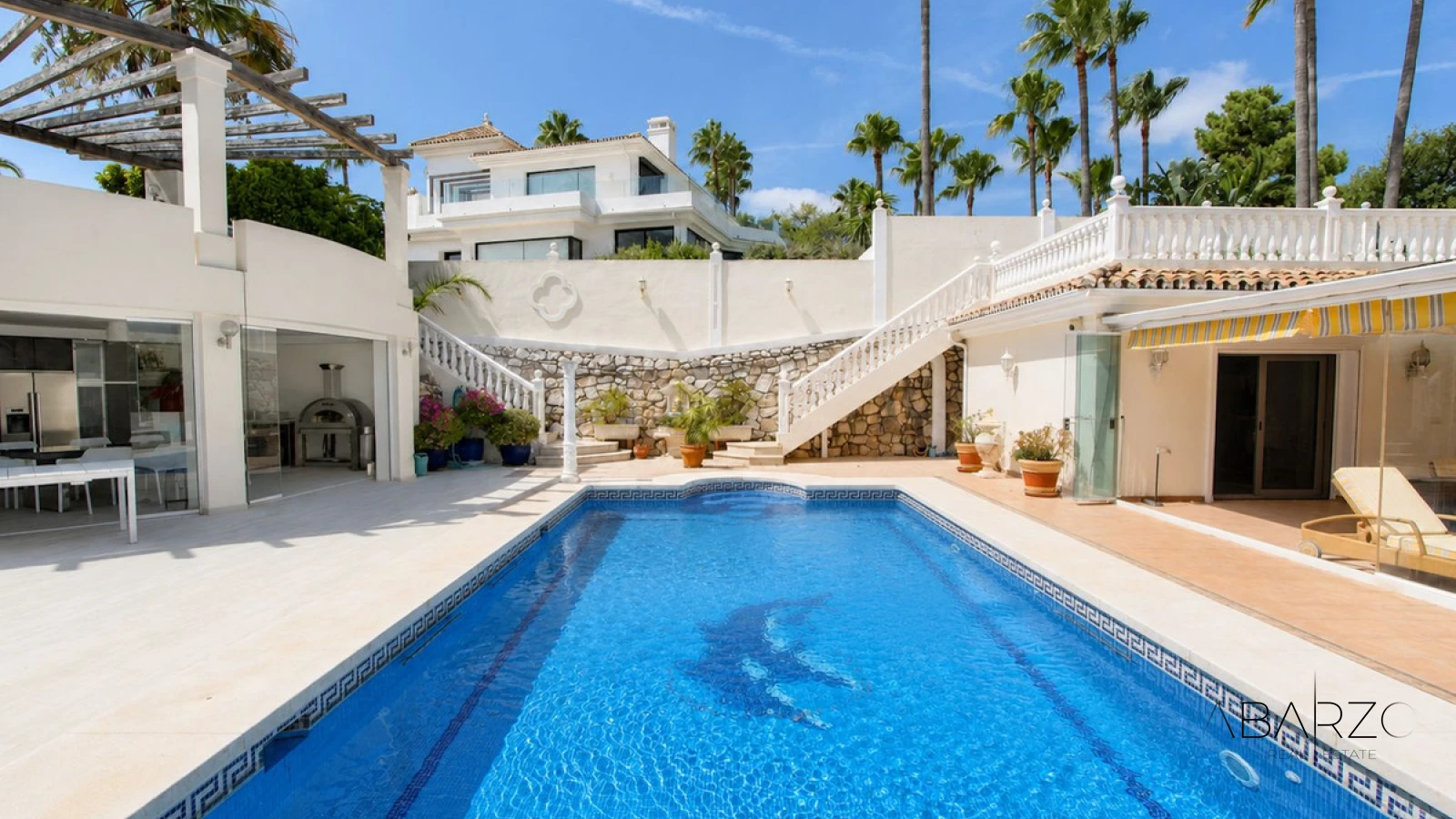 Villa de cuatro dormitorios con cocina exterior y planta de invitados en Elviria, Marbella — interior, Marbella East, Marbella (25 of 49)