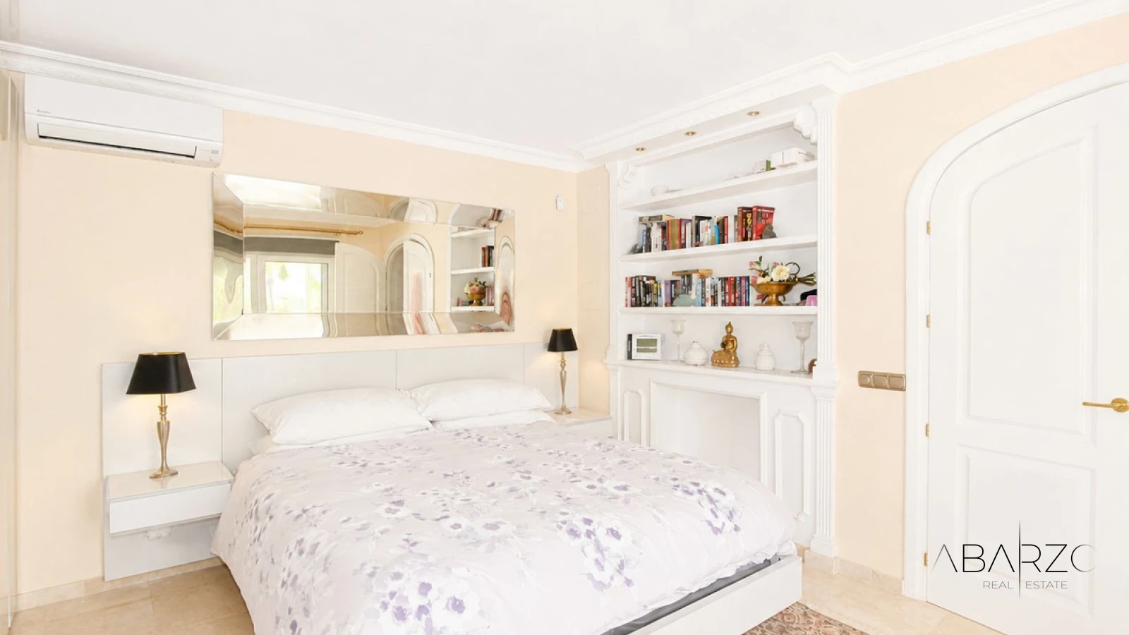 Villa de cuatro dormitorios con cocina exterior y planta de invitados en Elviria, Marbella — interior, Marbella East, Marbella (26 of 49)