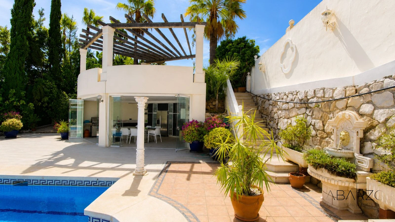 Villa de cuatro dormitorios con cocina exterior y planta de invitados en Elviria, Marbella — interior, Marbella East, Marbella (32 of 49)