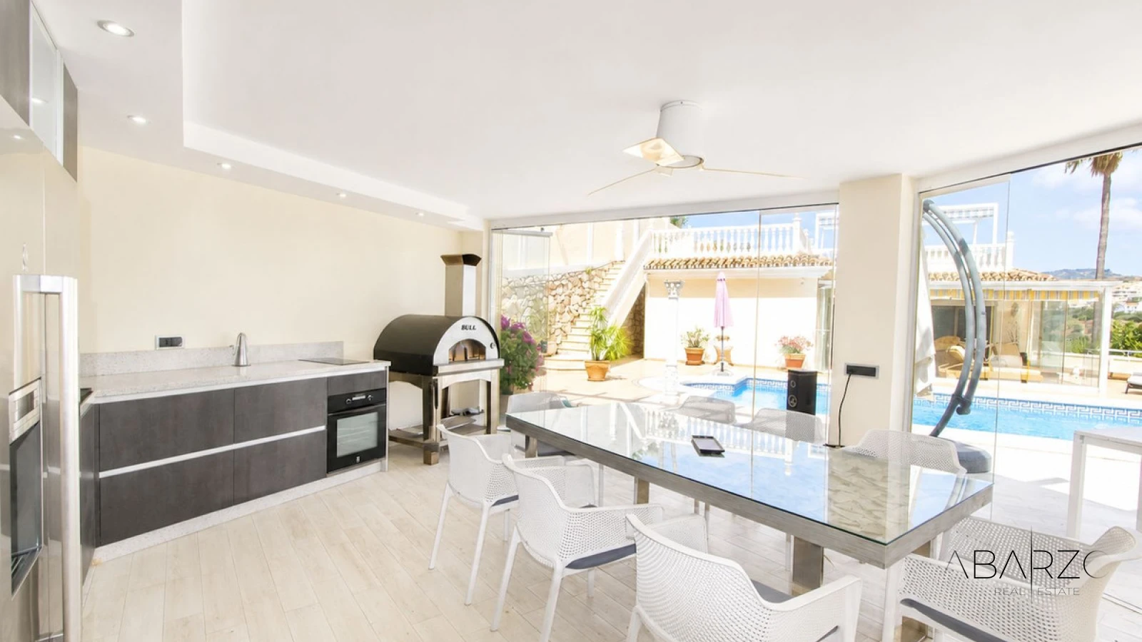 Villa de cuatro dormitorios con cocina exterior y planta de invitados en Elviria, Marbella — interior, Marbella East, Marbella (35 of 49)