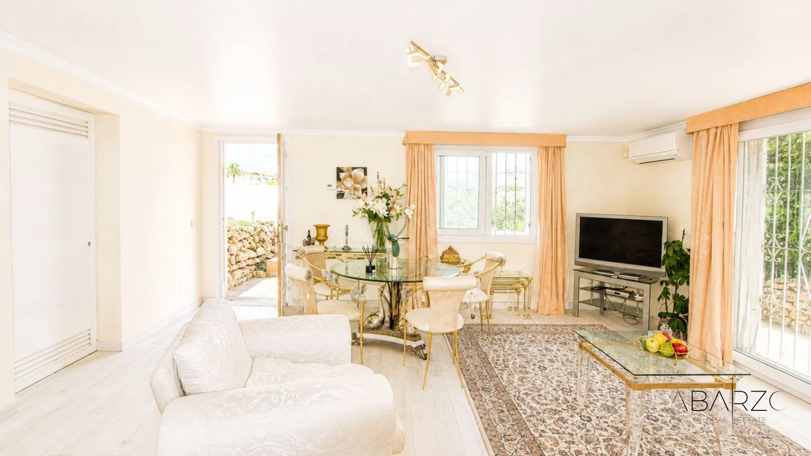 Villa de cuatro dormitorios con cocina exterior y planta de invitados en Elviria, Marbella — interior, Marbella East, Marbella (43 of 49)