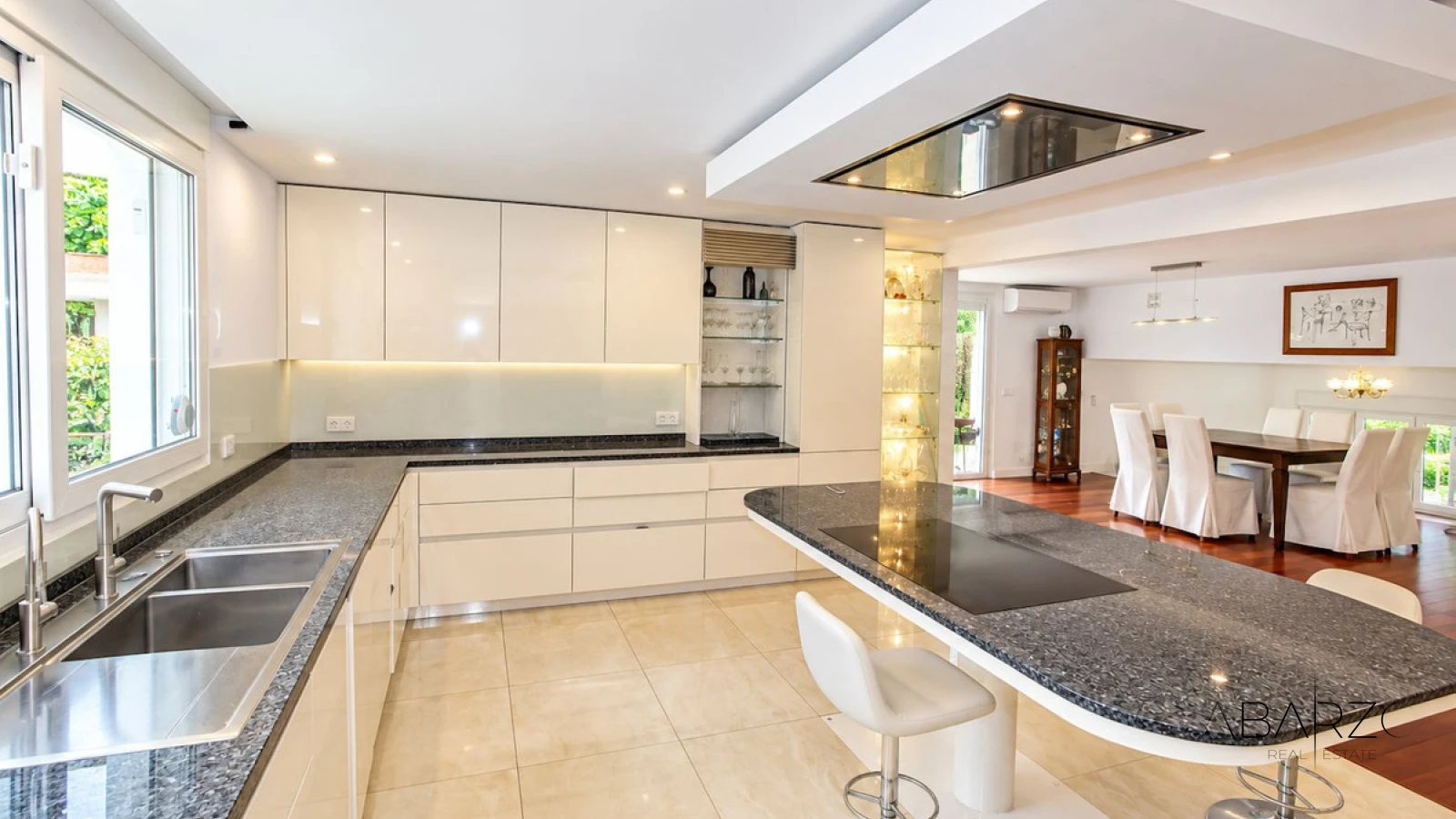 Villa reformada de tres dormitorios en Ricmar, El Rosario, Marbella — andando a la playa — interior, Marbella East, Marbella (10 of 32)
