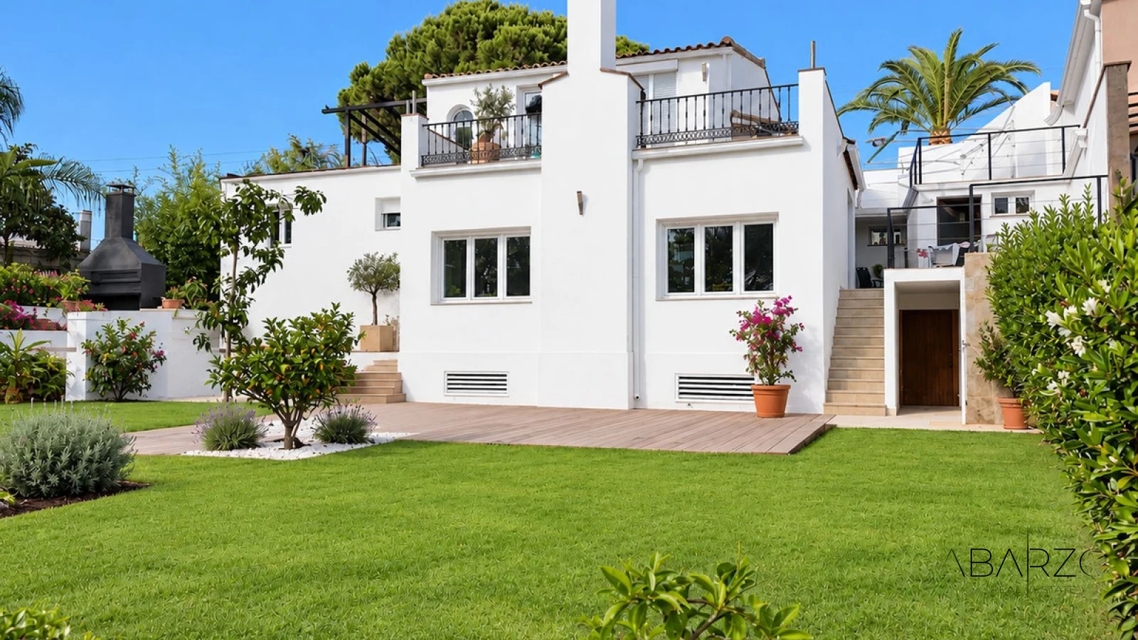 Villa reformada de tres dormitorios en Ricmar, El Rosario, Marbella — andando a la playa — luxury property for sale in Marbella East, Marbella