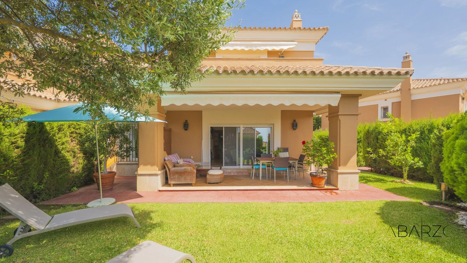 Casa pareada con vistas al golf y al mar en Santa Clara Golf, Marbella — luxury property for sale in Marbella East, Marbella
