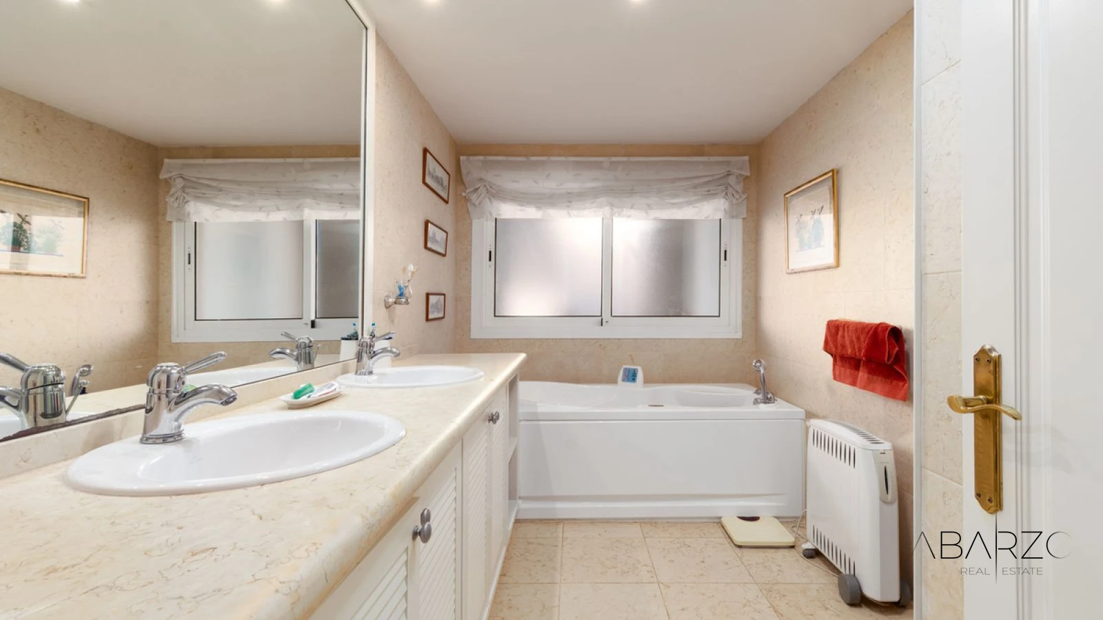 Spacious 3-Bedroom Apartment in Magna Marbella with Panoramic Golf and Sea Views — interior, Nueva Andalucía, Marbella (12 of 31)