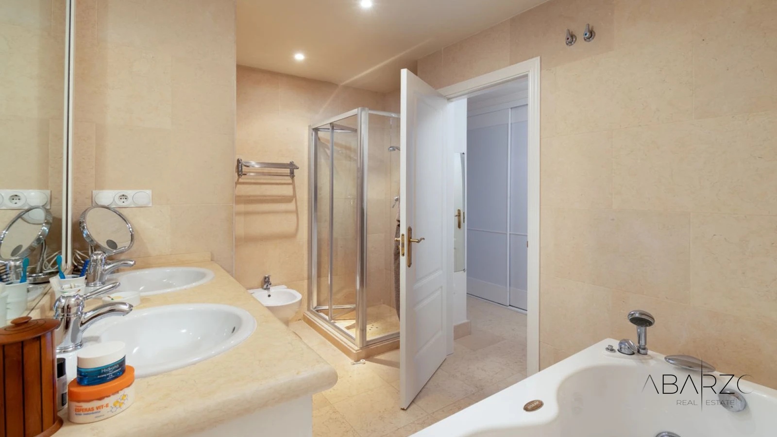 Spacious 3-Bedroom Apartment in Magna Marbella with Panoramic Golf and Sea Views — interior, Nueva Andalucía, Marbella (19 of 31)