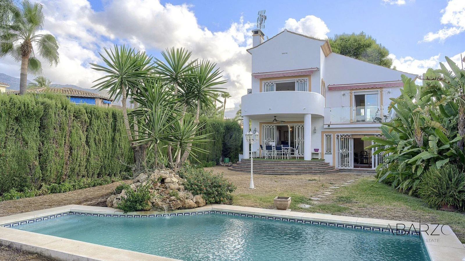 Villa independiente de cinco dormitorios con vistas al mar cerca de Marbella Centro — luxury property for sale in Marbella Centro, Marbella