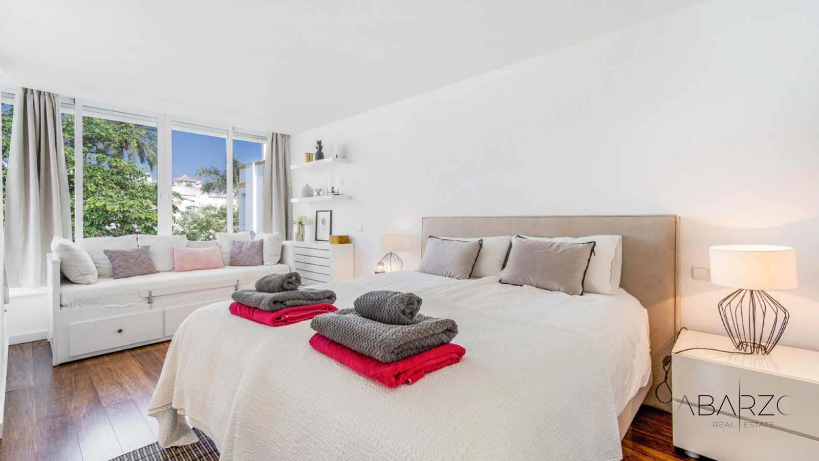 Frontline Beach Four-Bedroom End Townhouse in Marbella Golden Mile with Sea Views — interior, Golden Mile, Marbella (23 of 30)