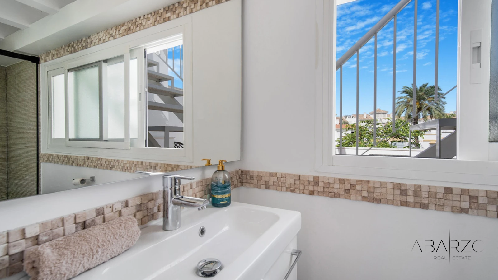 Frontline Beach Four-Bedroom End Townhouse in Marbella Golden Mile with Sea Views — interior, Golden Mile, Marbella (30 of 30)