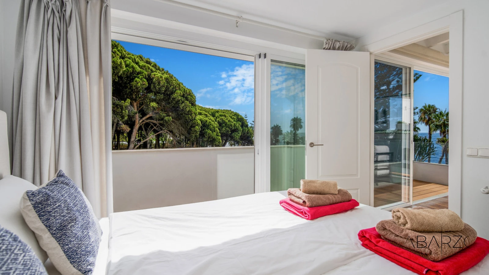 Frontline Beach Four-Bedroom End Townhouse in Marbella Golden Mile with Sea Views — interior, Golden Mile, Marbella (20 of 30)