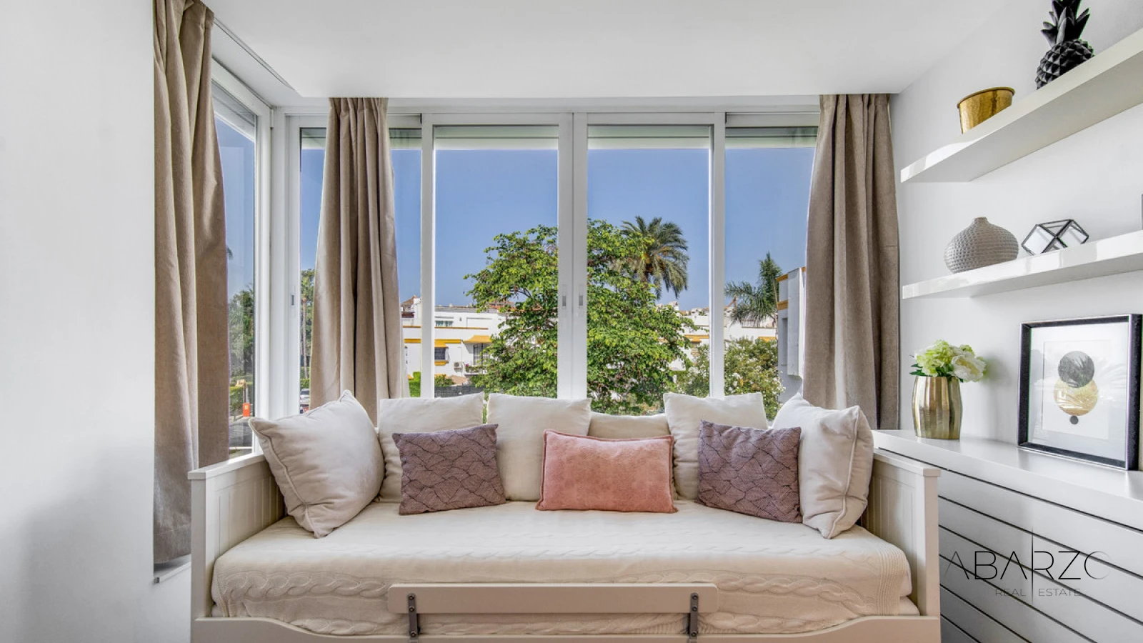 Frontline Beach Four-Bedroom End Townhouse in Marbella Golden Mile with Sea Views — interior, Golden Mile, Marbella (22 of 30)