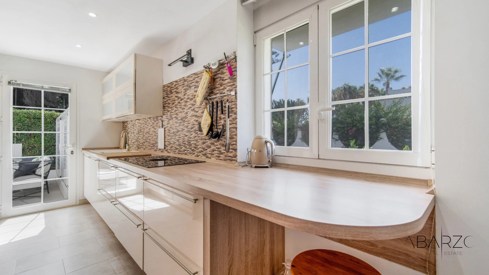 Frontline Beach Four-Bedroom End Townhouse in Marbella Golden Mile with Sea Views — interior, Golden Mile, Marbella (11 of 30)