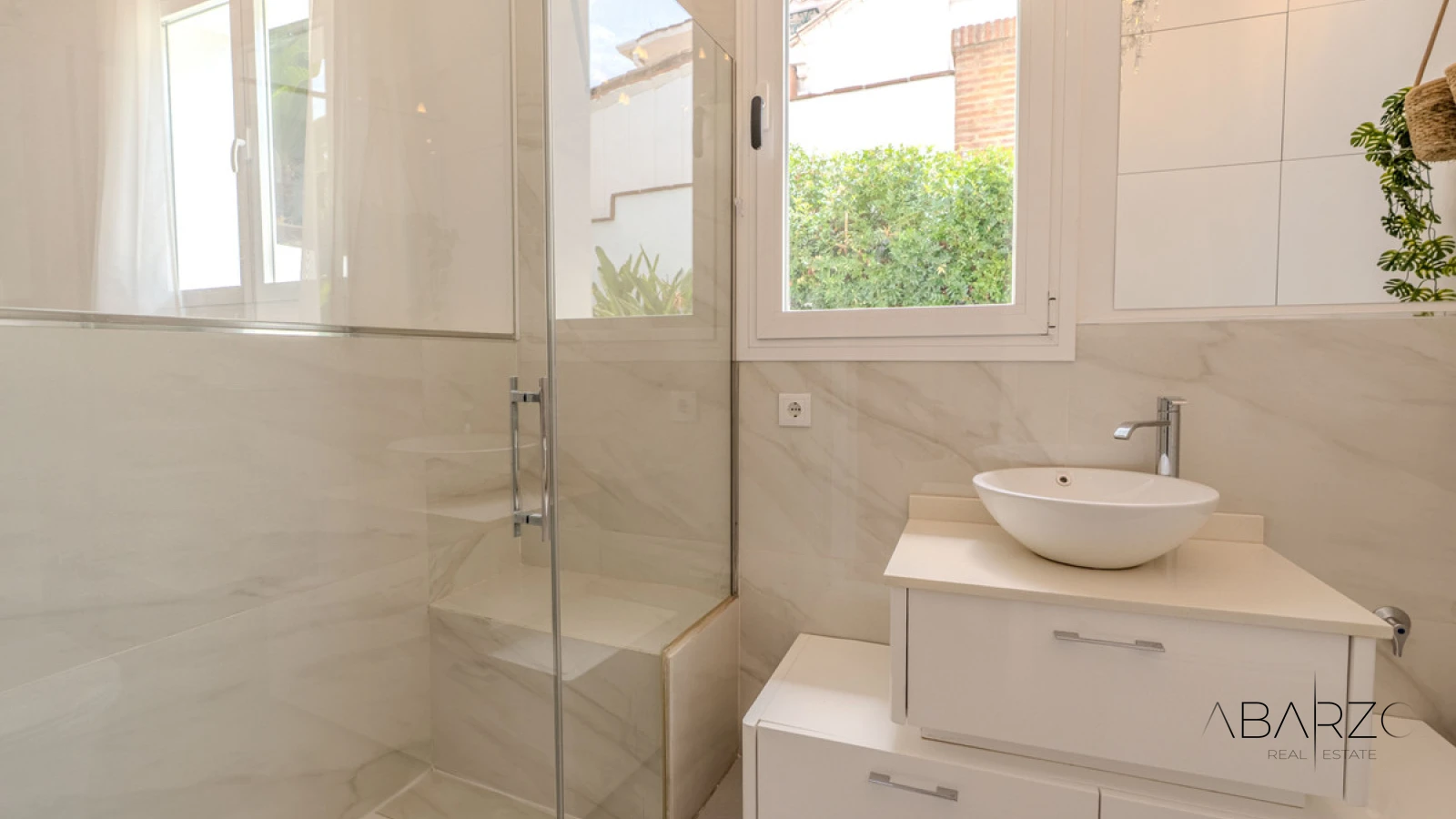 Beautiful 4-Bedroom Villa in Nueva Andalucía with Pool and Gardens — interior, Nueva Andalucía, Marbella (36 of 49)