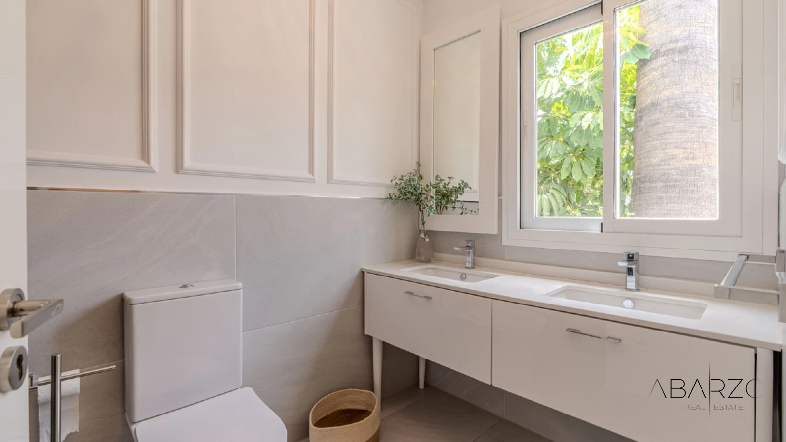 Beautiful 4-Bedroom Villa in Nueva Andalucía with Pool and Gardens — interior, Nueva Andalucía, Marbella (29 of 49)