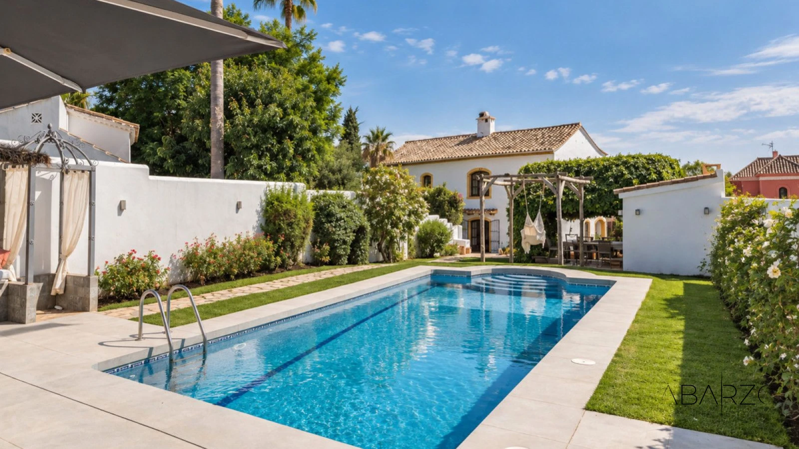 Villa renovada en un barrio seguro de Marbella cerca de la playa y el casco antiguo — luxury property for sale in Marbella Centro, Marbella