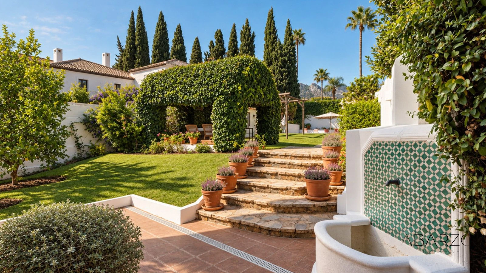 Villa renovada en un barrio seguro de Marbella cerca de la playa y el casco antiguo — interior, Marbella Centro, Marbella (3 of 28)