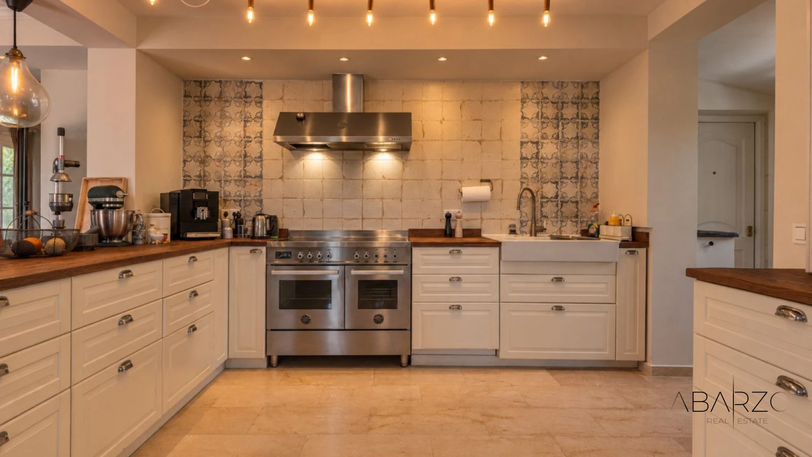 Villa renovada en un barrio seguro de Marbella cerca de la playa y el casco antiguo — interior, Marbella Centro, Marbella (6 of 28)