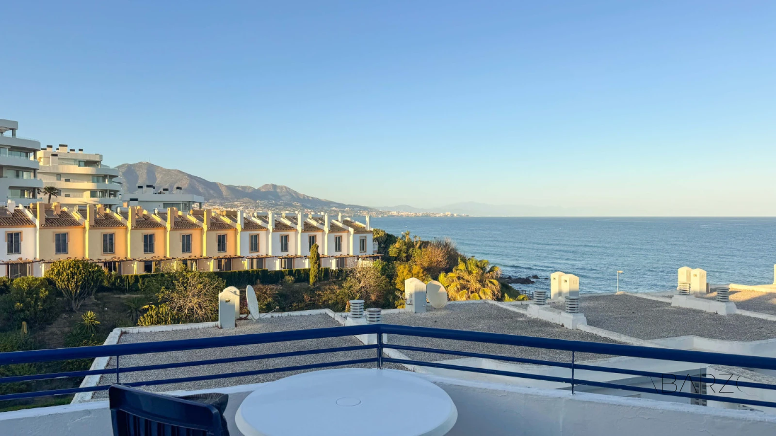 Penthouse apartment near the sea with private terrace and sea views. — luxury property for sale in La Cala de Mijas, Mijas