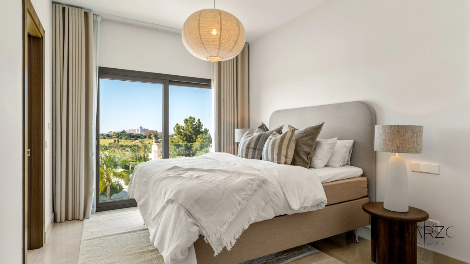 Contemporary villa for sale in Benahavís with panoramic golf and sea views — interior, La Reserva de Alcuzcuz, Benahavís (19 of 49)