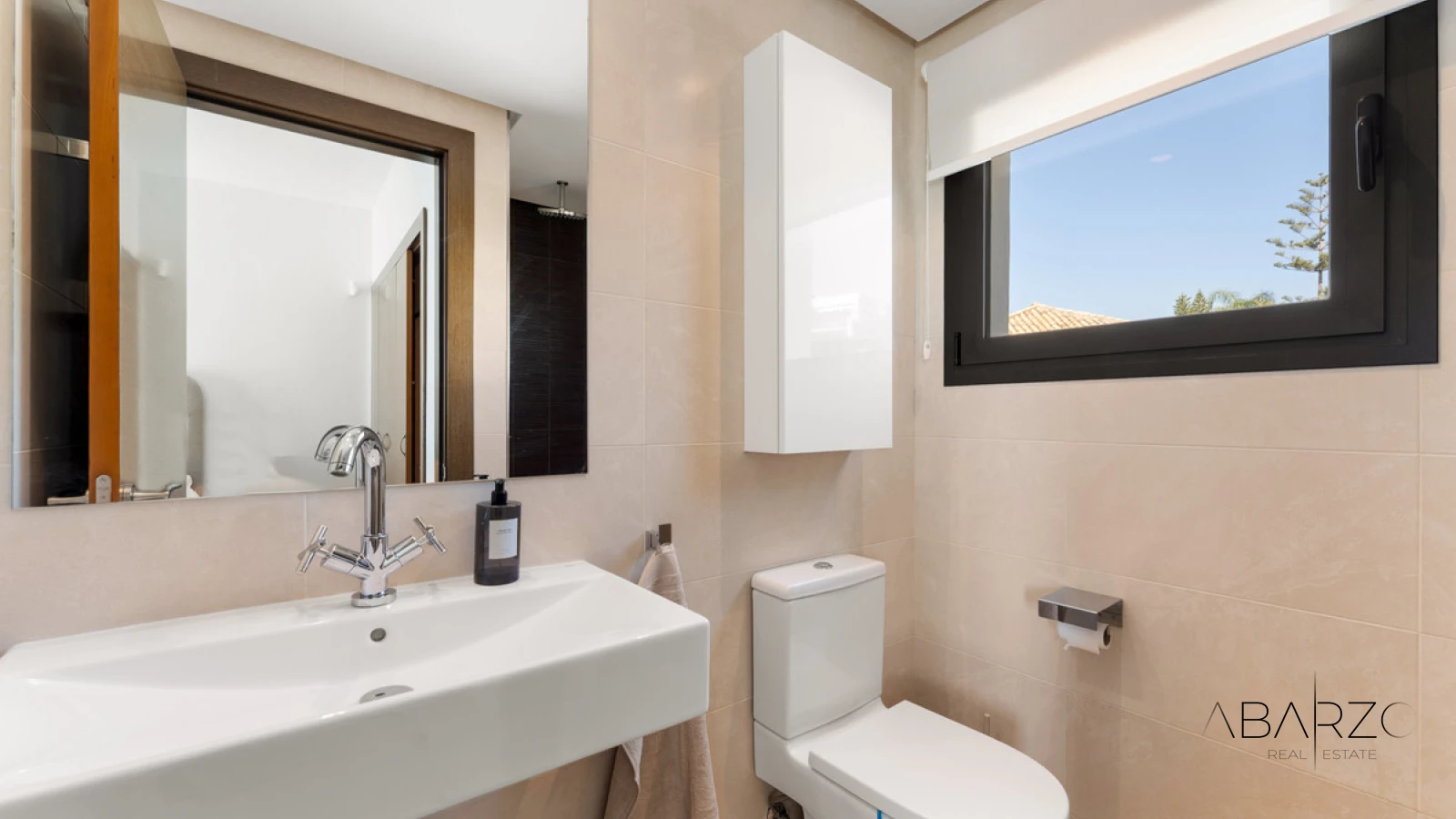 Contemporary villa for sale in Benahavís with panoramic golf and sea views — interior, La Reserva de Alcuzcuz, Benahavís (25 of 49)