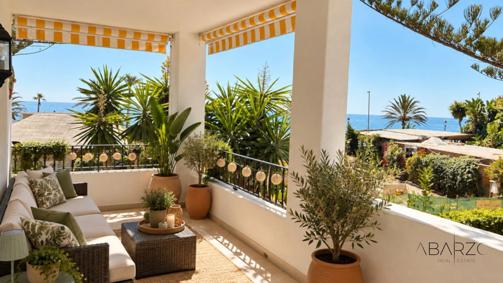 Apartamento reformado en primera línea con dos terrazas en Castiglione, San Pedro de Alcántara, Marbella — luxury property for sale in Cortijo Blanco, San Pedro de Alcántara