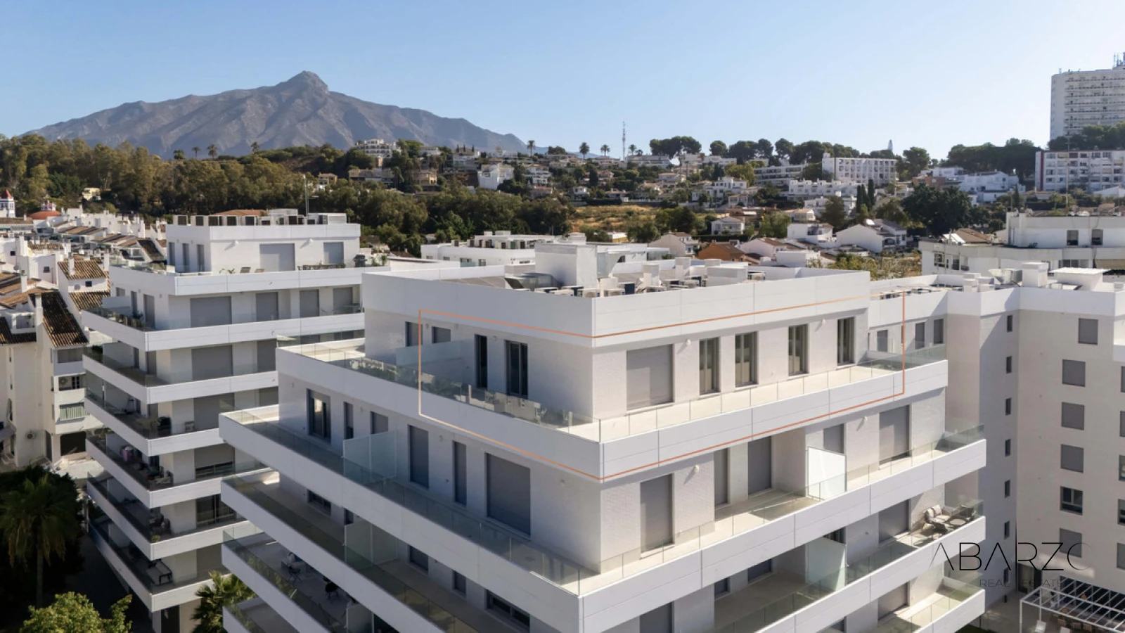 Nowy penthouse z czterema sypialniami w La Campana, Nueva Andalucía, Marbella — luxury property for sale in Nueva Andalucía, Marbella